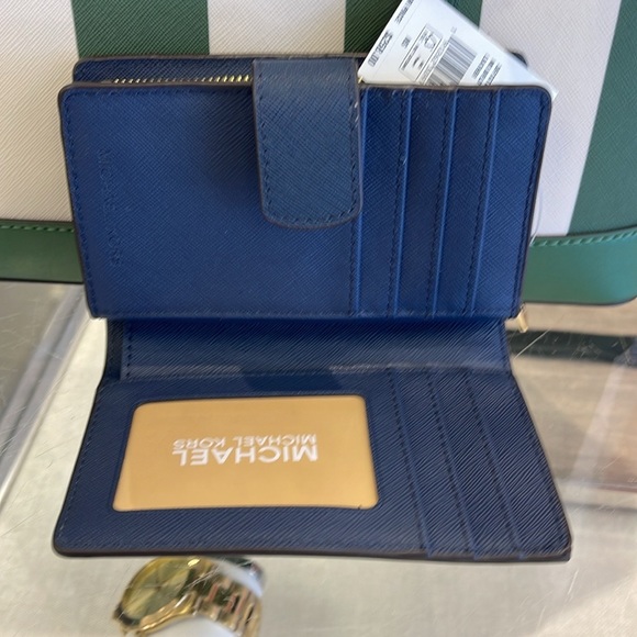 MICHAEL KORS
Medium Jet Set Travel Crossgrain Leather Bifold Zip Wallet
Navy
NWT - Picture 9 of 16